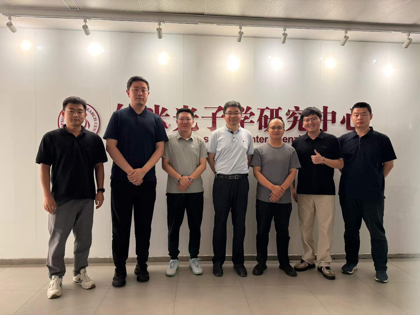 与同仁合影